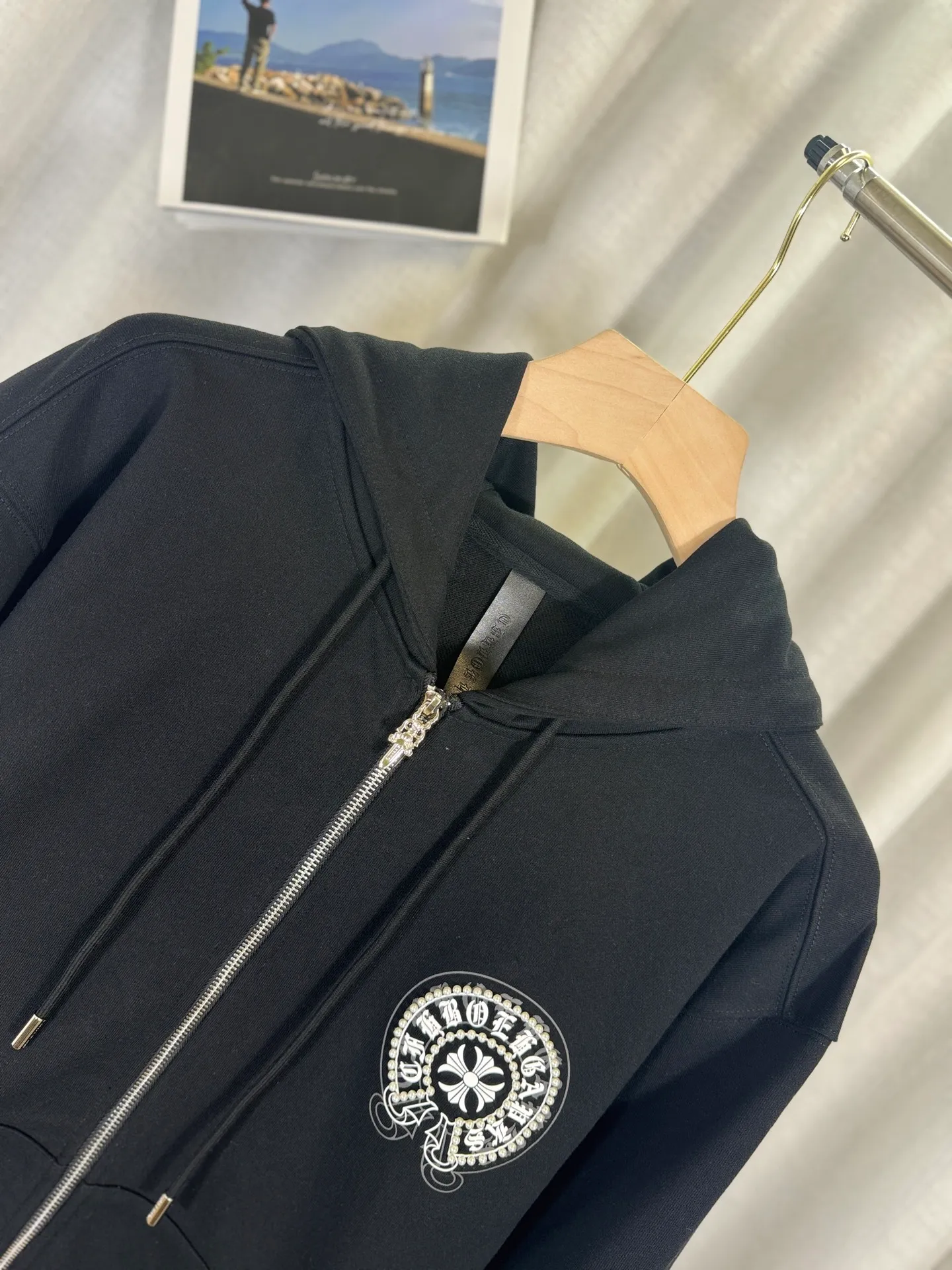 P350 top version, real shot without P, ​​different from market currency) 𝗖𝗵𝗿𝗼𝗺𝗲 𝗛𝗲𝗮𝗿𝘁𝘀/Cro Heart 2025 Compass Pearl Embroidery Autumn and Winter New Original Single Counter American Laser Burnt 3D Three-dimensional Appliqué Pearl Couple Casual Cardigan Sweatshirt 👑The highest version! Customized fabric 480g tripe terry fabric! American acid-washed and distressed original fabric, laser burning + patch embroidery, exquisite embroidery of letters! The best-selling model in the counter, very comfortable to wear. Accessories: original molded and authenticated collar label➕100% silk wash label. Genuine purchase-grade original hangtag➕matching hanging rope➕3D hanging beads➕original packaging bag. Craftsmanship: The original version has consistent wiring! The highest version of the armhole matching technique! Color: Beige Black Size: S M L XL Style No.: 25-353